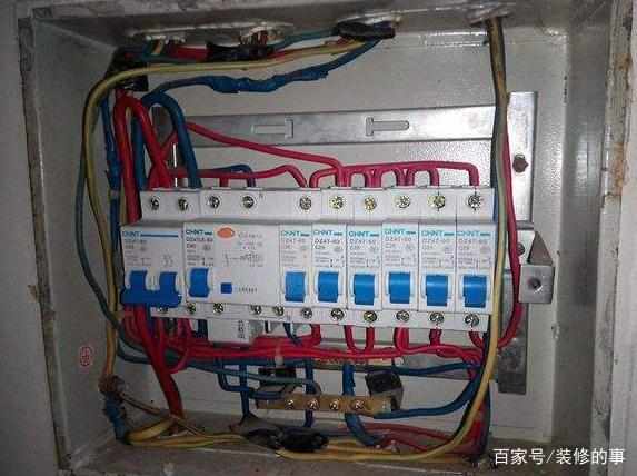 配電箱安裝不規范，安全隱患不容忽視 專業電工的警示與提醒